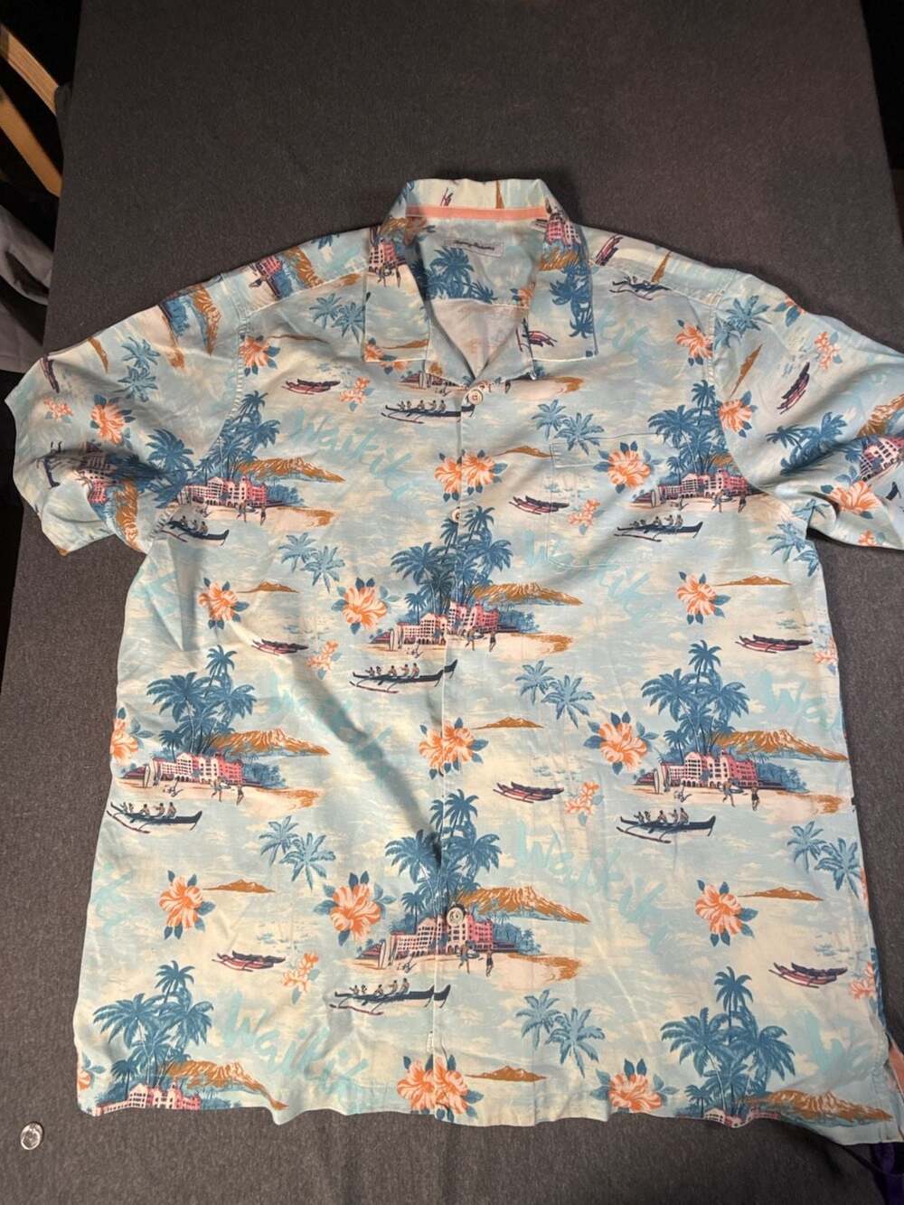 Tommy Bahama 100% Silk Waikiki Tropical Scene Hawaiian Button Up Shirt